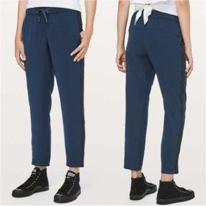 Lululemon On The Fly Pant Woven *Track Stripe True Navy / Black Size 4